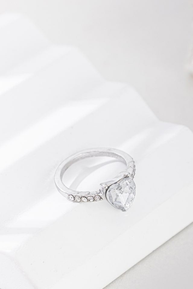 Women’s Silver Heart Rhinestone Alloy Ring – Elegant Design | THRILL