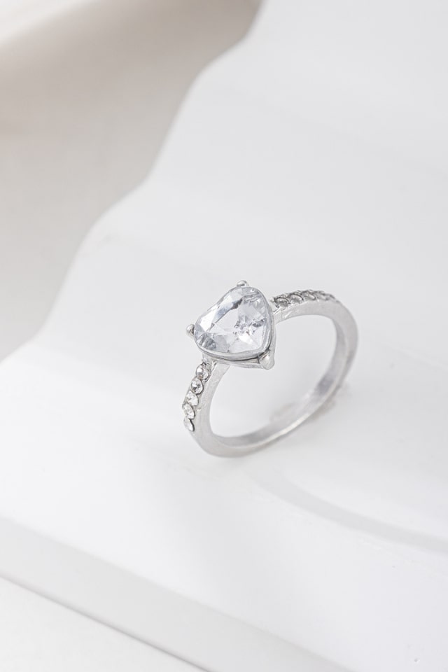 Women’s Silver Heart Rhinestone Alloy Ring – Elegant Design | THRILL